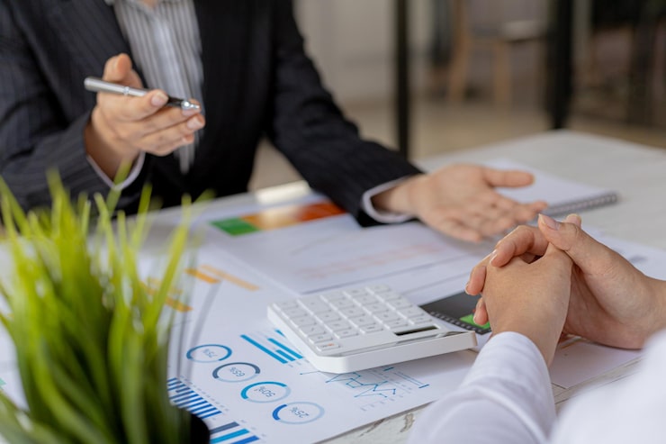 Foto atmósfera sesión de lluvia de ideas de una empresa nueva, dos fundadores de la empresa asistieron a una reunión para planificar la gestión y el crecimiento financiero de la empresa. concepto de empresa de inicio de gestión.