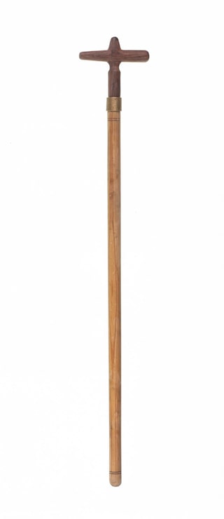 Foto bastón de madera aislado sobre fondo blanco.