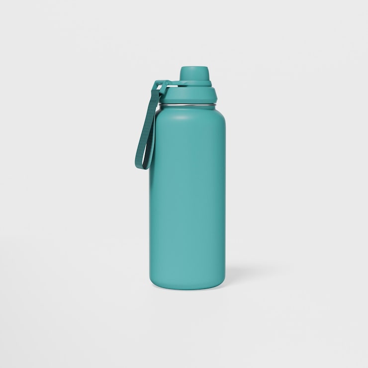 Foto una botella de agua verde con una cadena unida a ella