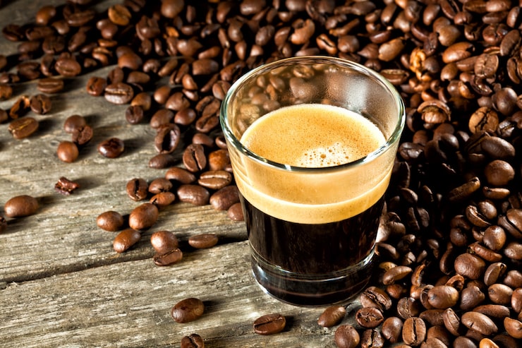Foto café expreso y grano de café.