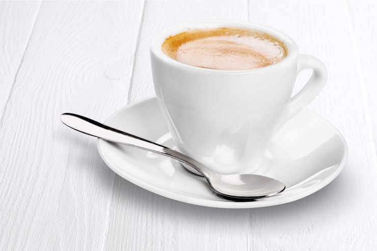 Foto café negro en taza blanca aislado sobre fondo
