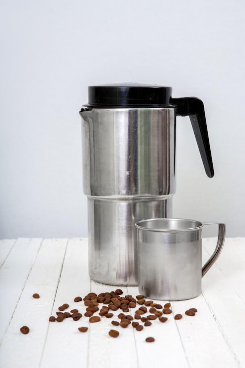 Foto cafetera sobre fondo blanco.