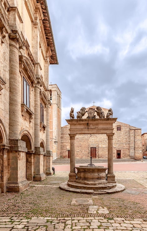 Foto catedral santa maría de la asunción y pozo pozzo dei grifi e dei leoni en montepulciano