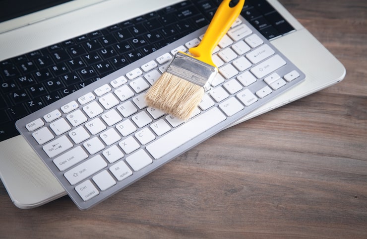 Foto cepille el teclado de la computadora. limpieza del teclado