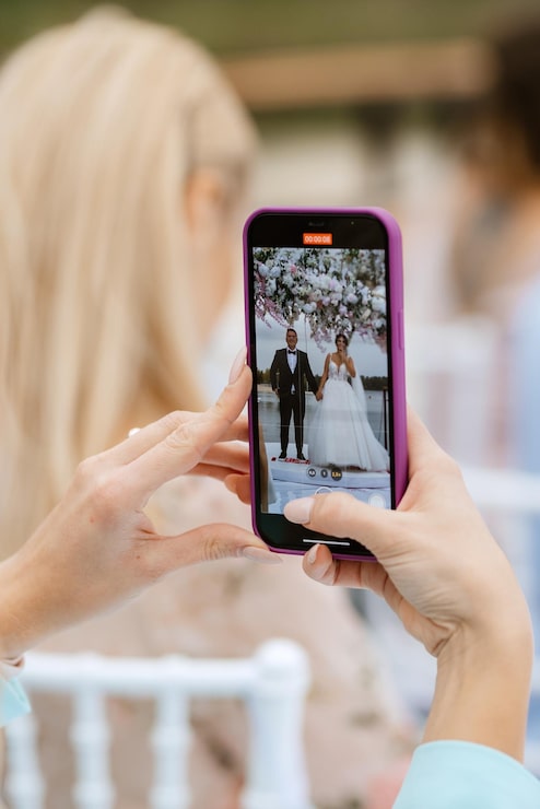 Foto ceremonia de boda de los recién casados en el muelle