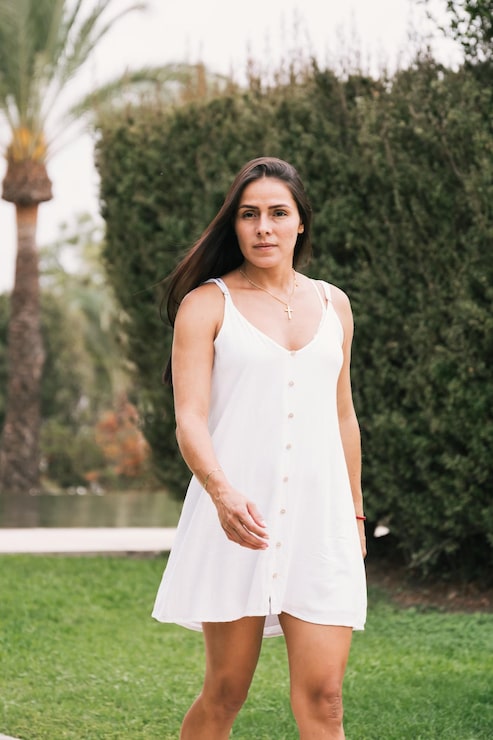 Foto chica posa en el jardín