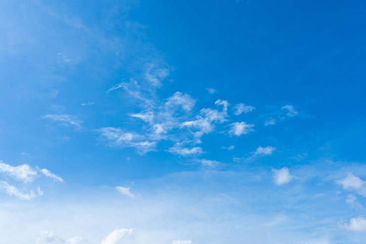 Foto cielo azul claro con nubes blancas esponjosas en un día soleado