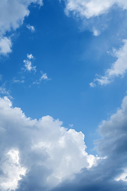 Foto un cielo azul con nubes y un cielo azul