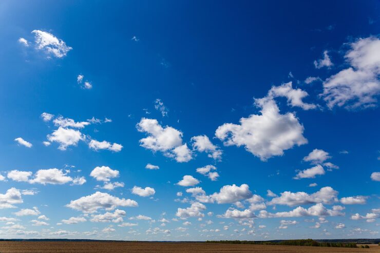 Foto cielos azules profundos con fondo de nubes blancas sobre la línea del horizonte