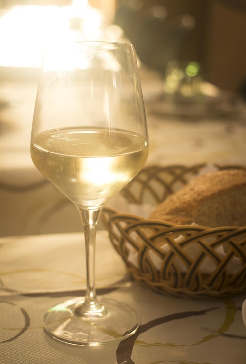 Foto close de uma taça de vinho na mesa