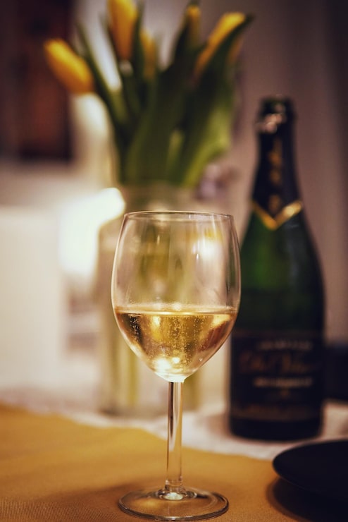 Foto close-up de vinho em copo sobre a mesa