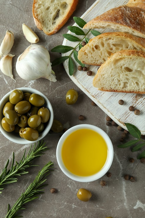 Foto concepto de comida sabrosa con aceite de oliva en la mesa con textura gris