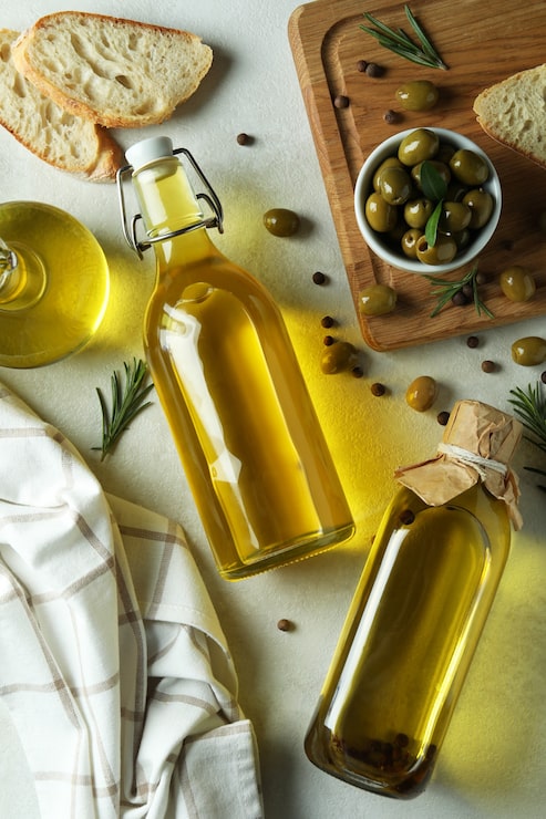 Foto concepto de comida sabrosa con aceite de oliva en la superficie con textura blanca