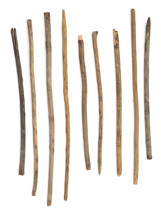 Foto conjunto de viejos palos de madera largos aislados en fondo blanco