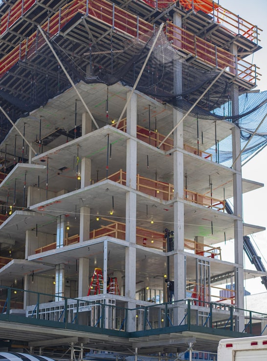 Foto construcción de un edificio monolítico de hormigón armado en curso