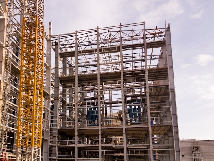 Foto la construcción de una fábrica de enriquecimiento. planta de procesamiento y minería. minería de silvinita. distrito de petrikov, república de bielorrusia.