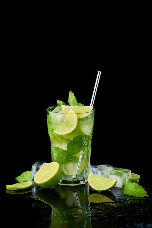 Foto copo de mojito fresco cocktail studio filmado em fundo preto
