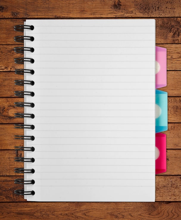 Foto cuaderno de espiral de papel en blanco aislado en pentecostés