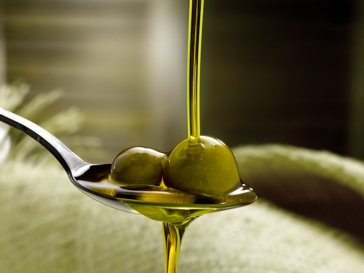 Foto cuchara con aceite de oliva virgen extra
