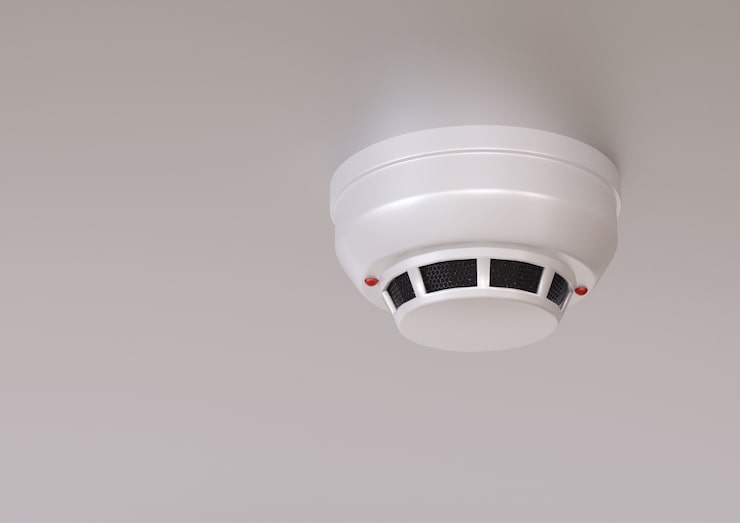 Foto detector de humo aislado en el techo de una casa moderna con sistema inteligente