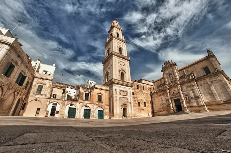 Foto edificio barroco y vista de la iglesia de lecce, italia