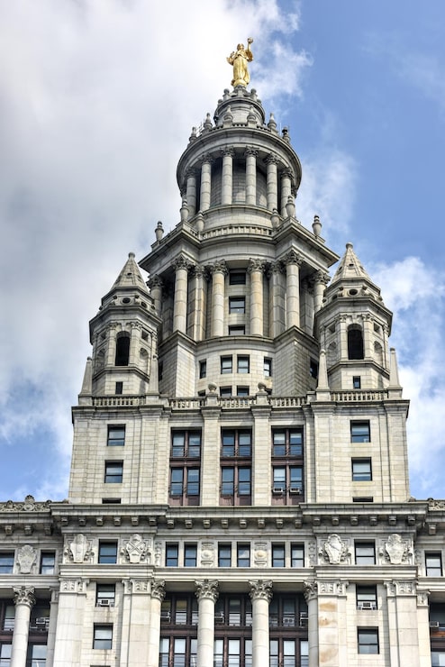 Foto el edificio municipal en manhattan, nueva york, es un edificio de 40 pisos construido para acomodar las crecientes demandas de espacio gubernamental después de la consolidación de los cinco distritos de la ciudad en 1898.