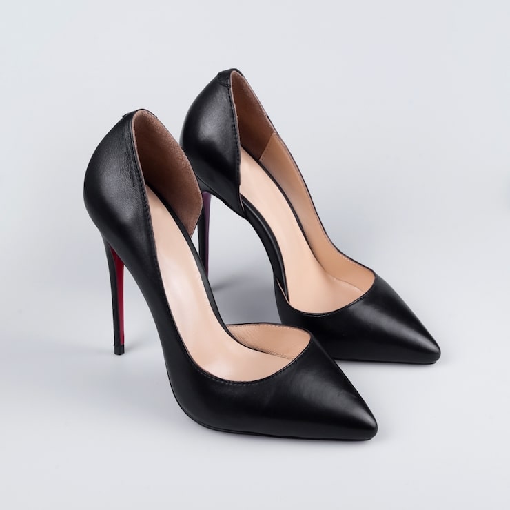 Foto elegantes y caros zapatos de mujer de tacón negro