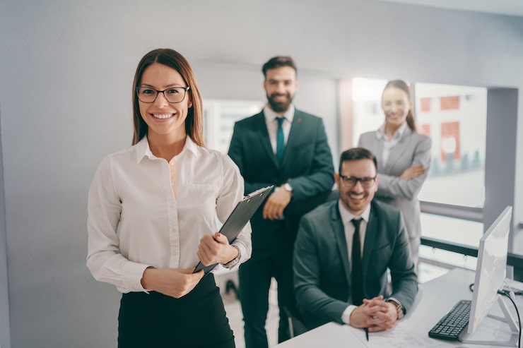 Foto empresaria caucásica sonriente en ropa formal
