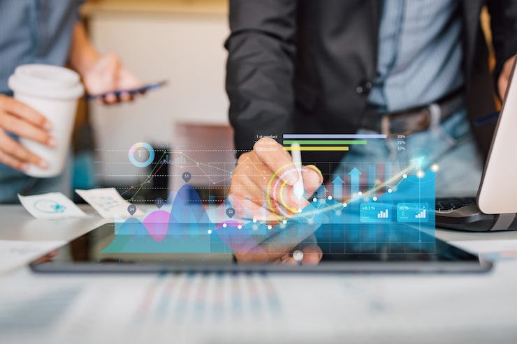 Foto empresario analizando el informe financiero de la compañía con gráfico de realidad aumentada