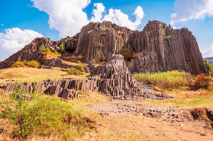 Foto estructuras poligonales de columnas de basalto monumento natural panska skala tubos de órgano de basalto de panska skala cerca de kamenicky senov chequia