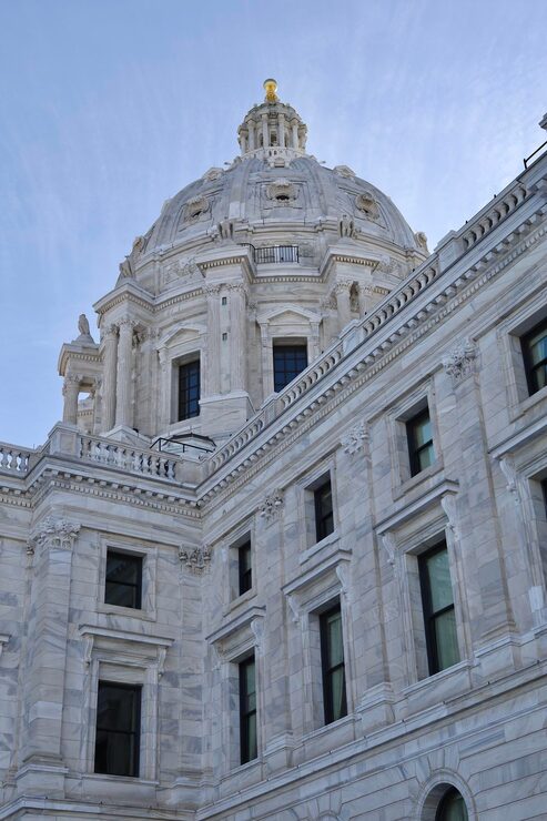 Foto fotografía en bajo ángulo del capitolio del estado de minnesota en saint paul