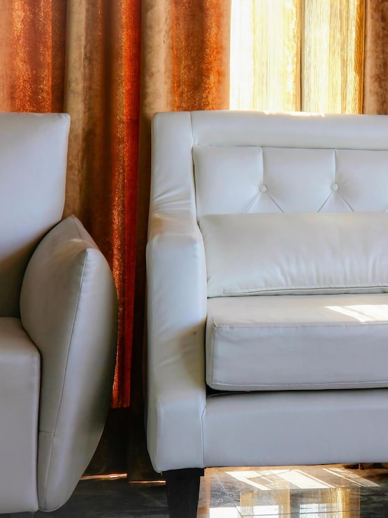 Foto una fotografía de un sofá blanco y una silla en una habitación