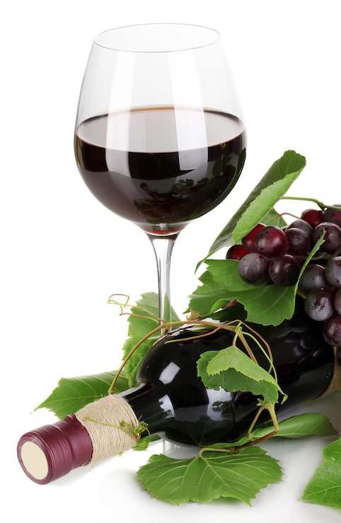 Foto garrafa de vinho com folhas de uva isoladas em branco