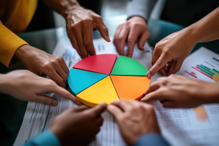 Foto gente analizando un gráfico circular durante una reunión de negocios en una sala de juntas de una oficina moderna