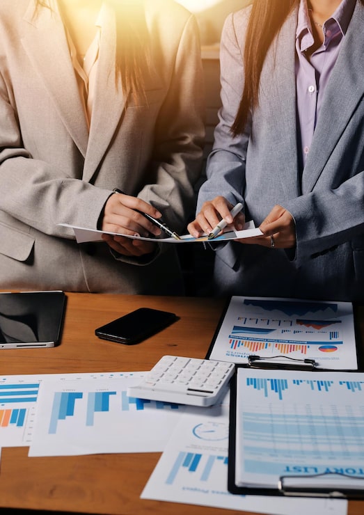 Foto un grupo de empresarios confiados apunta a gráficos y gráficos para analizar los datos del mercado, la cuenta de balance, la ganancia neta para planificar nuevas estrategias de ventas para aumentar la capacidad de producción.