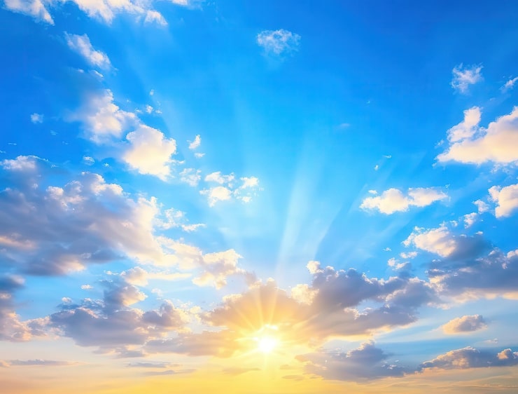 Foto hermoso cielo azul con nubes blancas al atardecer