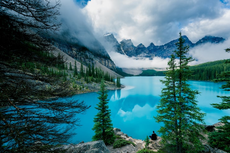 Foto hermoso lago moraine en el parque nacional banff, alberta, canadá