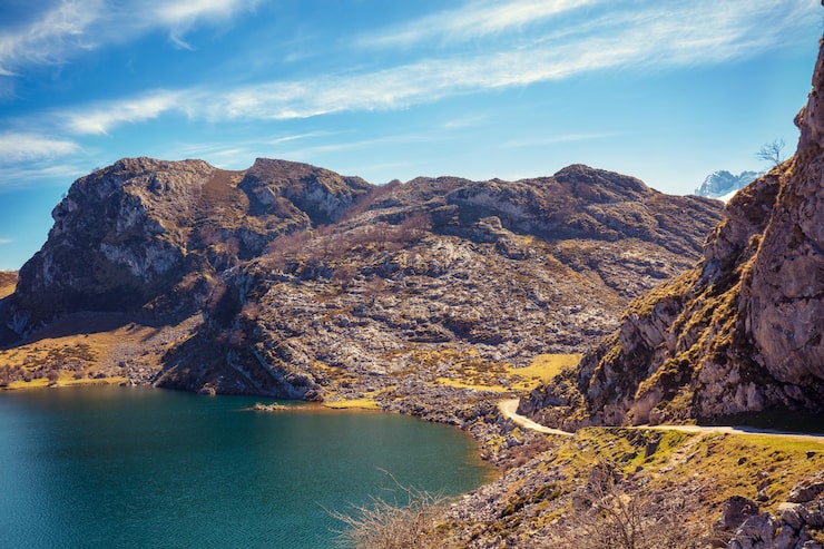 Foto hermoso paisaje de montaña picos de europa parque nacional picos de europa un lago glacial enol asturias españa