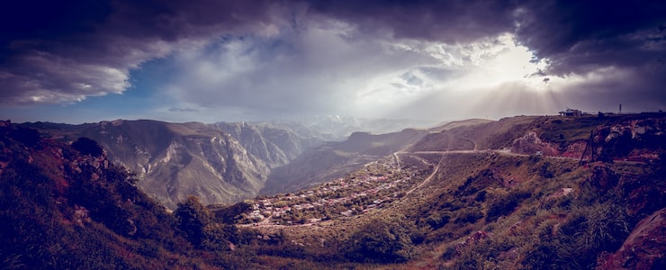 Foto hermoso paisaje con montañas verdes y magnífico cielo nublado al atardecer. explorando armenia