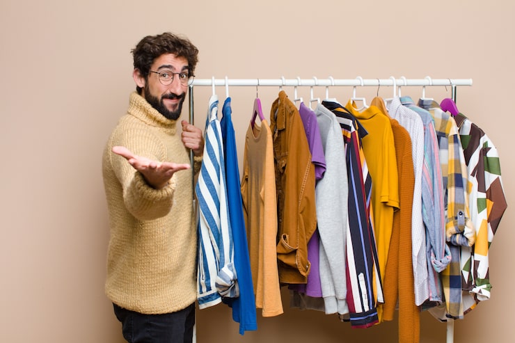 Foto hombre joven cool berded con ropa contra la pared plana
