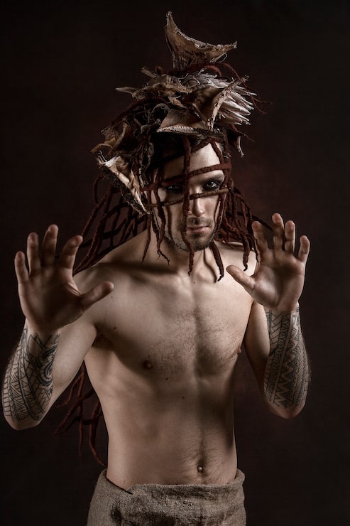 Foto un hombre con el torso desnudo en un oscuro
