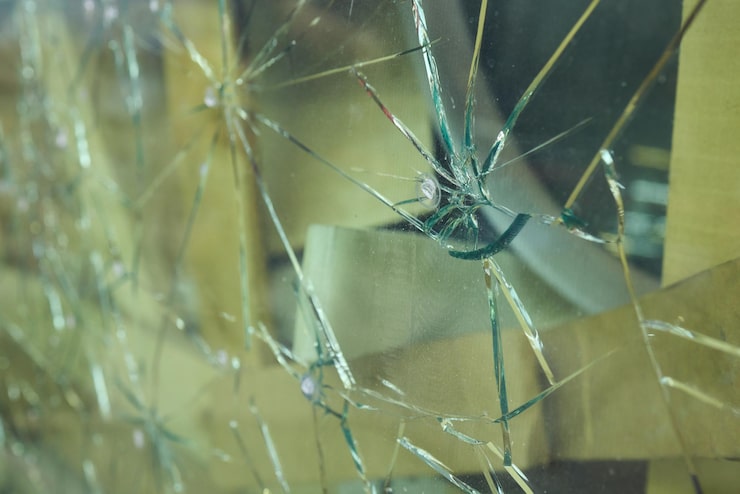 Foto una intrincada vista de cerca de vidrio agrietado con un diseño único de telaraña