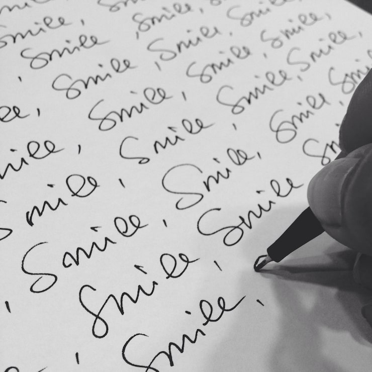 Foto junge frau übt handschrift