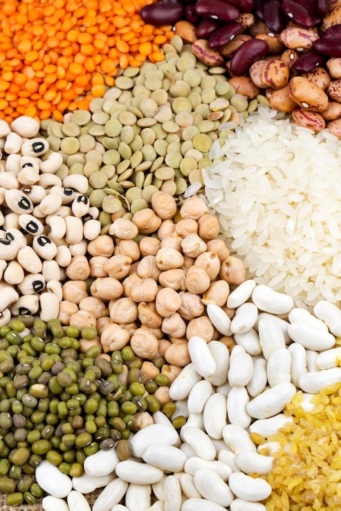 Foto legumbres y cereales secos mixtos aislados sobre fondo blanco, vista superior
