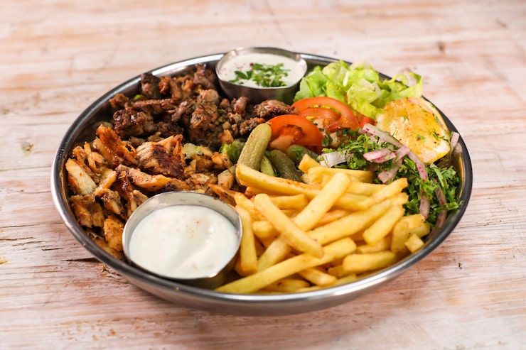 Foto mix laham beef frango dajaj shawarma prato com batatas fritas e salada servido em prato isolado na mesa fastfood