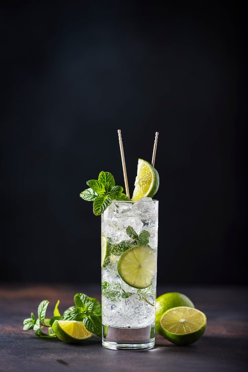 Foto mojito com limão, hortelã e gelo