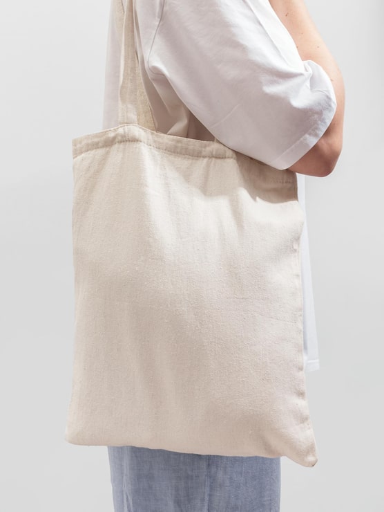 Foto mujer moderna que lleva una bolsa de lino ecológica en el hombro