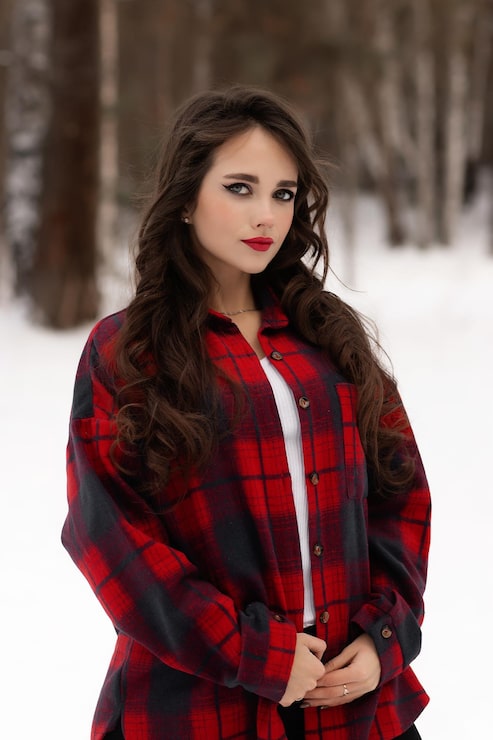 Foto mulher com lábios vermelhos na floresta de inverno