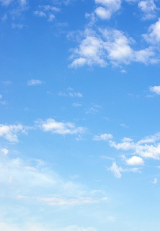 Foto nubes blancas en el cielo azul