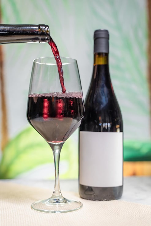 Foto o vinho está a ser derramado no copo.